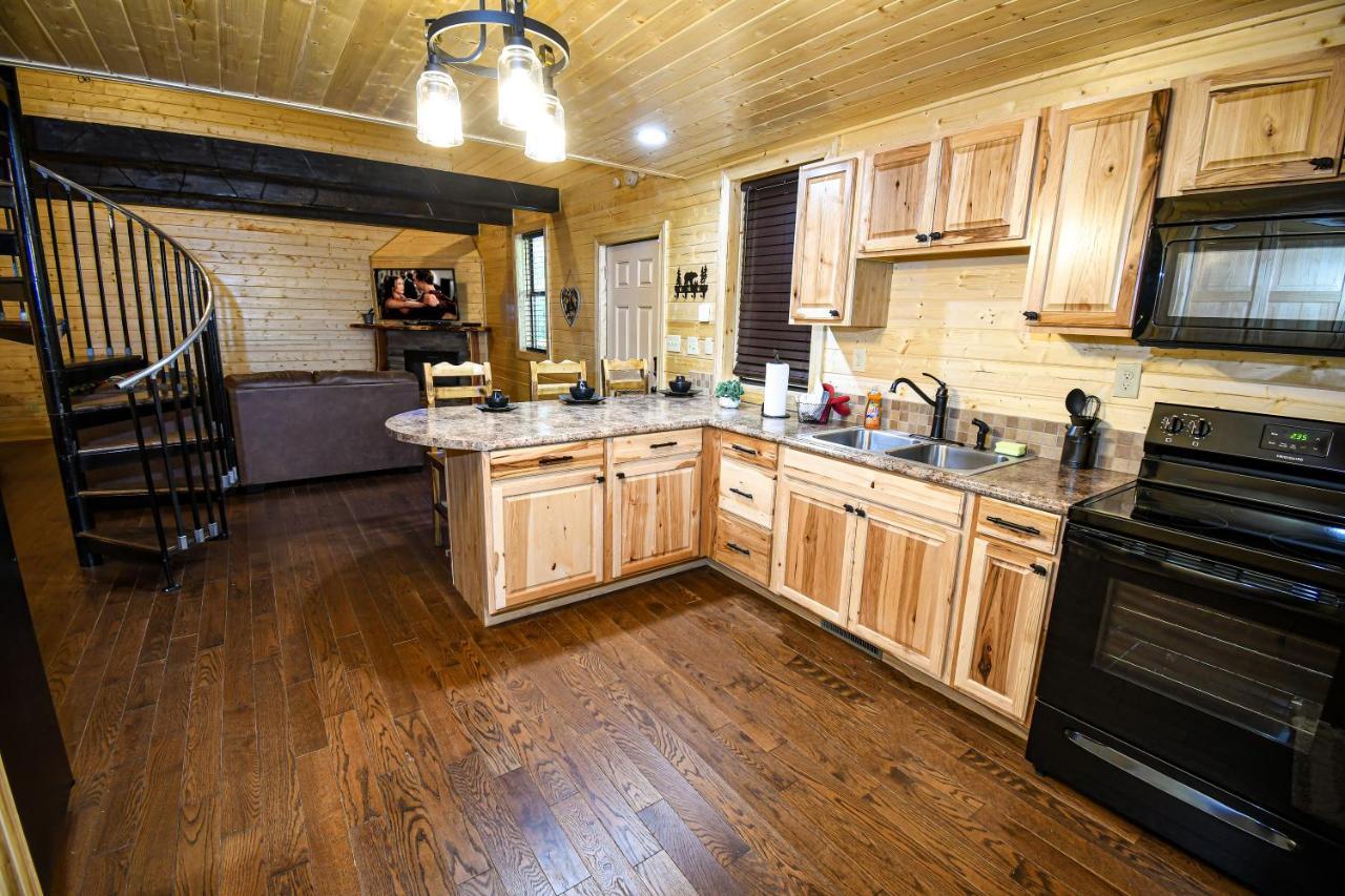 Gatlinburg - Honeymoon Hideaway Villa Bagian luar foto